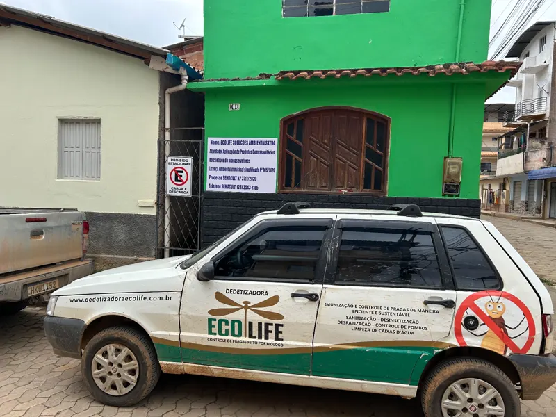 Veículo identificado da Dedetizadora Ecolife em frente à sede, em Ibatiba
