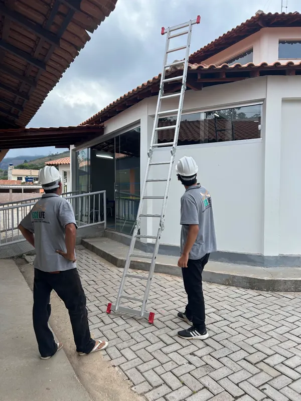 Técnicos da Ecolife uniformizados, com capacete, em inspeção de telhado